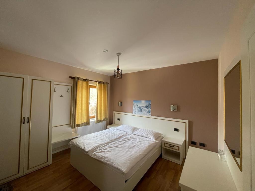 Margjeka 3*